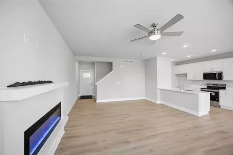 Living - 4232 NE Timber Ln, Ankeny, IA 50021 photo 2 of 4