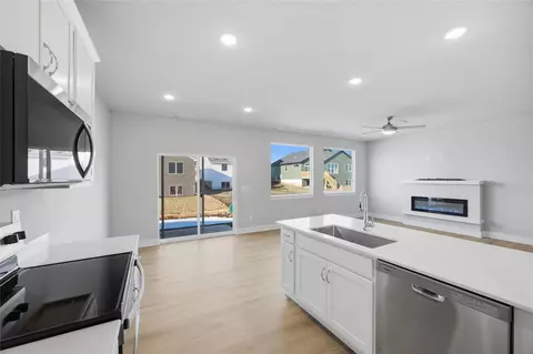 Living - 4232 NE Timber Ln, Ankeny, IA 50021 photo 3 of 4