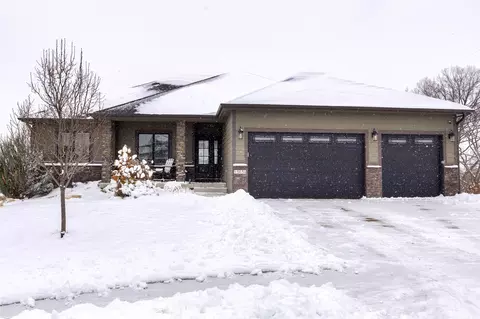 15034 Walnut Meadows Dr, Urbandale, IA 50323