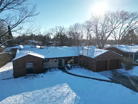 6704 Del Matro Ave, Windsor Heights, IA 50324