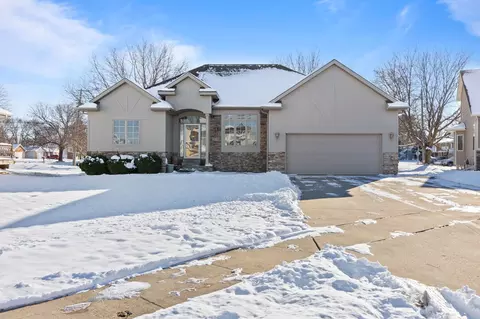 7606 Oakwood Dr, Urbandale, IA 50322