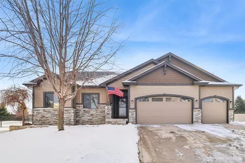 8202 Sky View Cir, West Des Moines, IA 50266