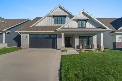 505 Vintage Ln, Pella, IA 50219