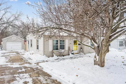 7016 Palm Dr, Urbandale, IA 50322
