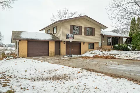 1215 S 16th Ave W, Newton, IA 50208