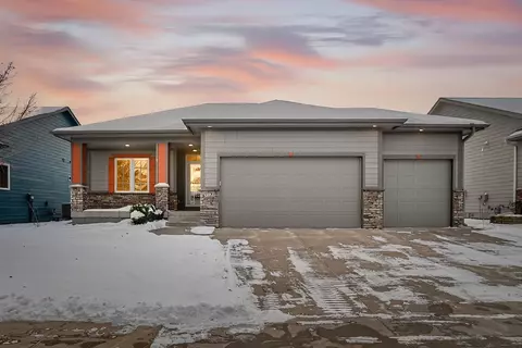 9124 Canyon St, West Des Moines, IA 50266
