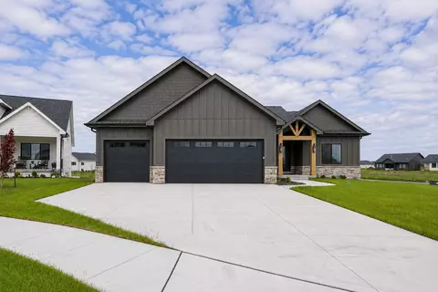 8233 Mahon Ct, Johnston, IA 50131