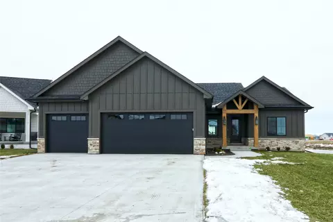 8233 Mahon Ct, Johnston, IA 50131