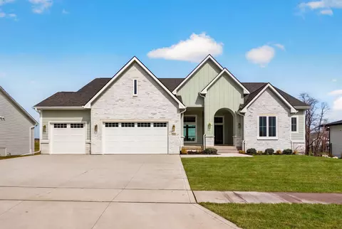 16207 Sharon Dr, Urbandale, IA 50323