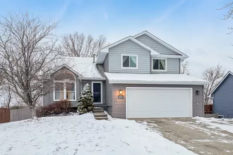 8833 Luin Dr, Clive, IA 50325