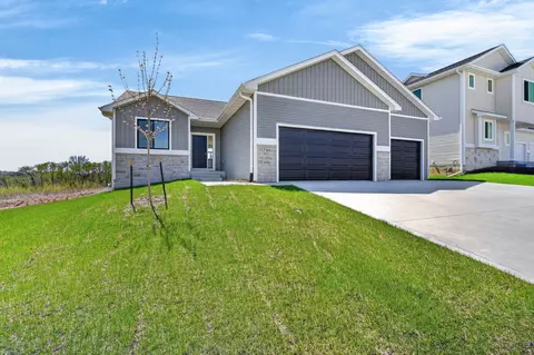 706 Plainside Ave, Norwalk, IA 50211