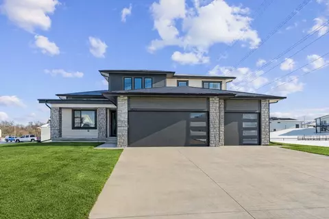 5627 163rd St, Urbandale, IA 50323