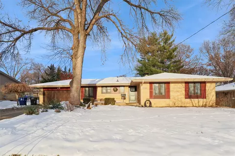 2725 Lynner Dr, Des Moines, IA 50310