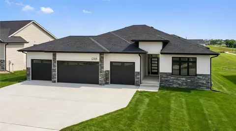 17418 N Valley Dr, Urbandale, IA 50323