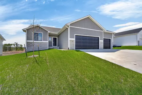 718 Plainside Ave, Norwalk, IA 50211