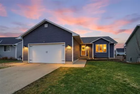 2704 River Ridge Rd, Des Moines, IA 50320