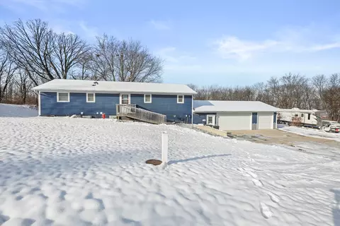 1075 Highway T17 Hwy, Pella, IA 50219