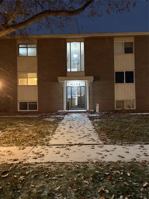 4202 62nd St #5, Urbandale, IA 50322