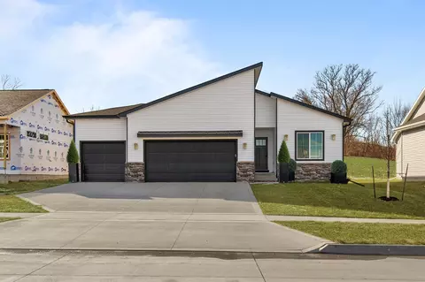 610 NW Georgetown Dr, Waukee, IA 50263