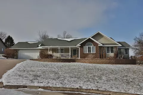 1102 Bruce Ln, Pella, IA 50219