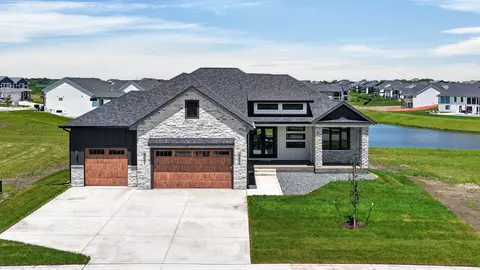 17827 Goodman Dr, Urbandale, IA 50323