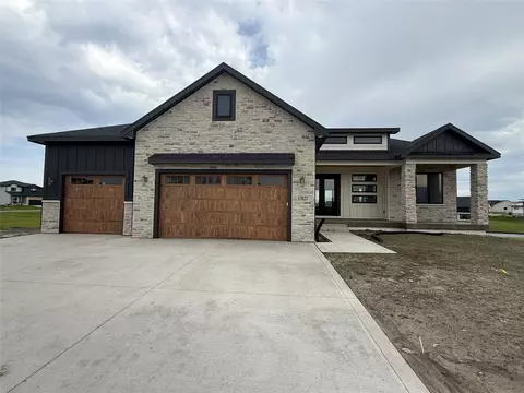 17827 Goodman Dr, Urbandale, IA 50323