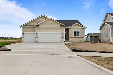 325 NW Lavelle Ct, Waukee, IA 50263