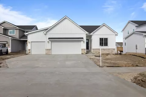 305 NW Lavelle Ct, Waukee, IA 50263