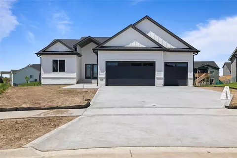 435 NW Red Oak Ct, Waukee, IA 50263