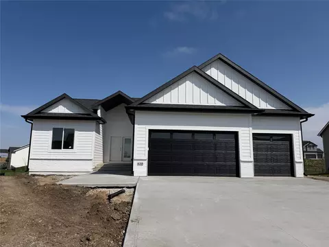 435 NW Red Oak Ct, Waukee, IA 50263