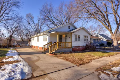 2424 E 40th St, Des Moines, IA 50317
