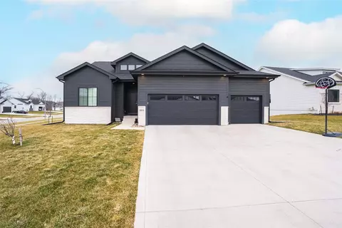 401 Oakford Ln, Polk City, IA 50226