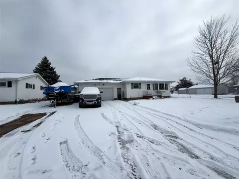 2801 Highland Ct, Muscatine, IA 52761