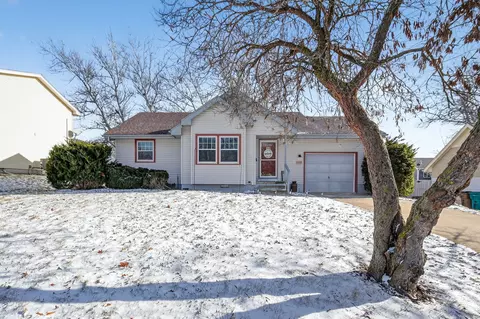 1352 Hunter Dr, Norwalk, IA 50211