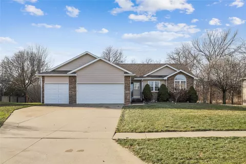 8808 Daybreak Rd, Johnston, IA 50131