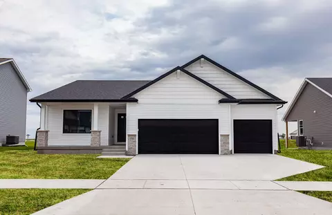 711 NE Doe Pointe Dr, Ankeny, IA 50021