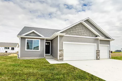 707 NE Doe Pointe Dr, Ankeny, IA 50021