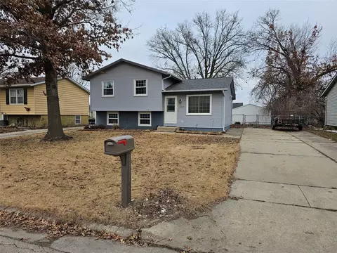 1207 Rolling Meadows Rd, Marshalltown, IA 50158