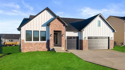 335 NW Red Oak Dr, Waukee, IA 50263
