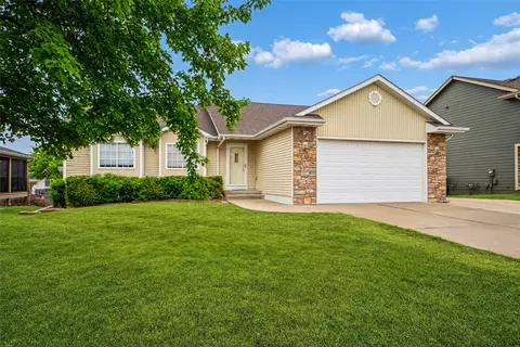 908 14th St SE, Bondurant, IA 50035
