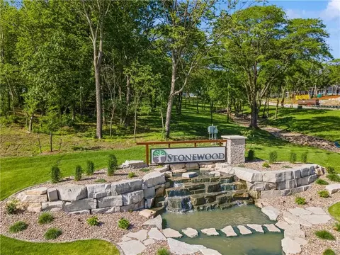1347 S Timber Ln, West Des Moines, IA 50266