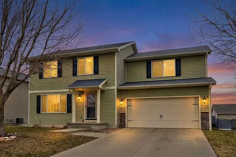 635 SE Ashton Ct, Waukee, IA 50263