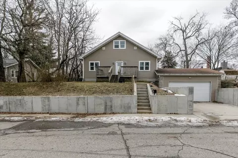 720 Pleasant View Dr, Des Moines, IA 50315