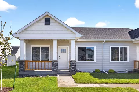 9716 Regatta Ln, Johnston, IA 50131