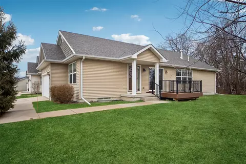 10011 N Glenstone Ct, Johnston, IA 50131