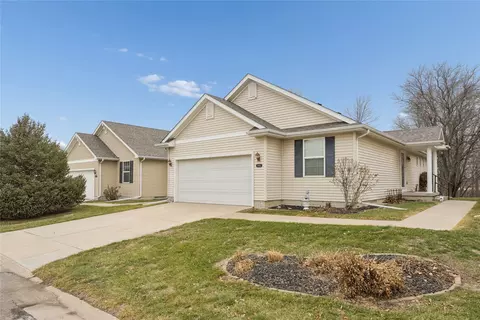10015 N Glenstone Ct, Johnston, IA 50131