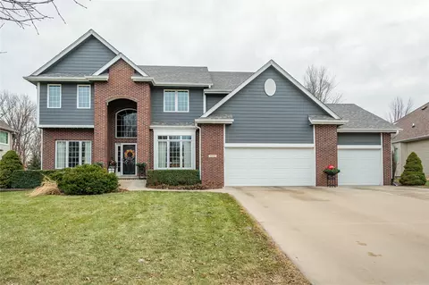 9318 Huntington Cir, Johnston, IA 50131