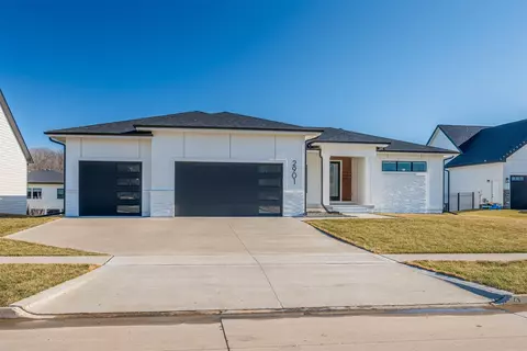 2901 NE Cherry Ct, Grimes, IA 50111