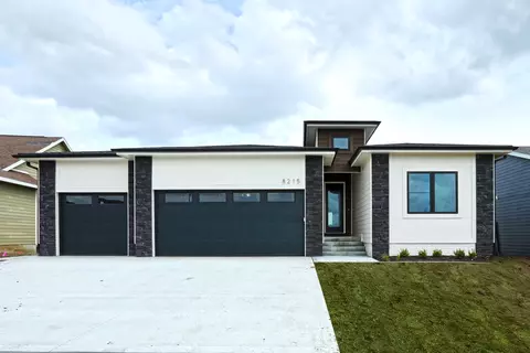 8215 Buckley Ct, Johnston, IA 50131