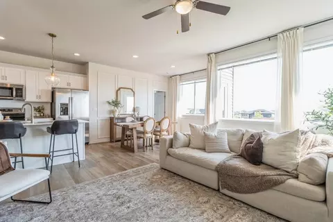 16631 Mill Pond Dr, Urbandale, IA 50323